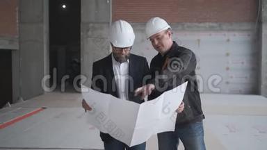 两名工程师在施<strong>工时</strong>会面，并咨询建筑项目。 两名工程师